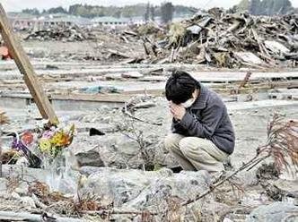 Sobrevivente do tsunami homenageia v�tima do desastre em Minamisoma: dist�rbios psicol�gicos est�o ligados � perda de familiares e � falta de esperan�a (foto: Yoshikazu Tsuno/AFP )