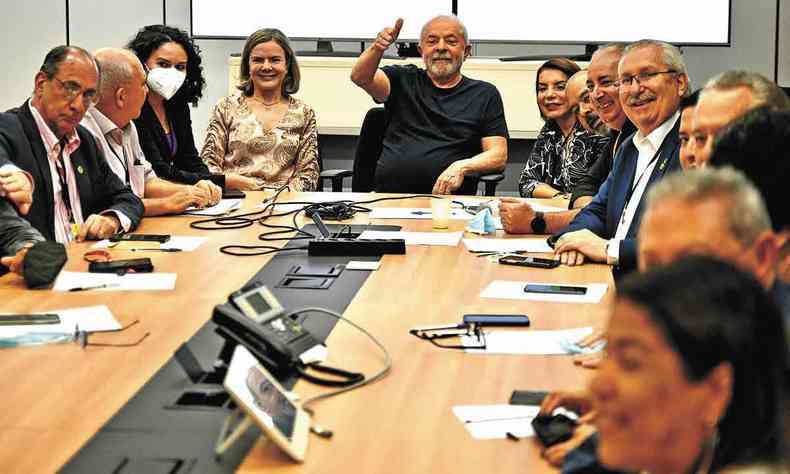 Presidente eleito, Luiz Incio Lula da Silva (PT) se reuniu ontem, em Braslia, com representantes de 21 entidades sindicais: recriao do imposto sindical fora de pauta