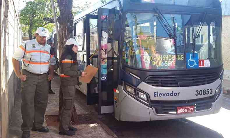 Equipes fiscalizam nibus da linha 3030 na manh desta quarta-feira(foto: Paulo Filgueiras/EM/DA Press)