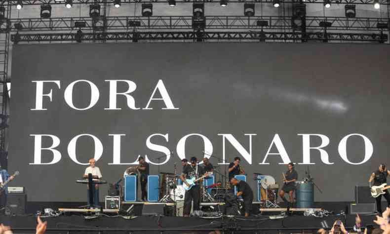 Telo diz: 'Fora Bolsonaro' no show da banda Fresno