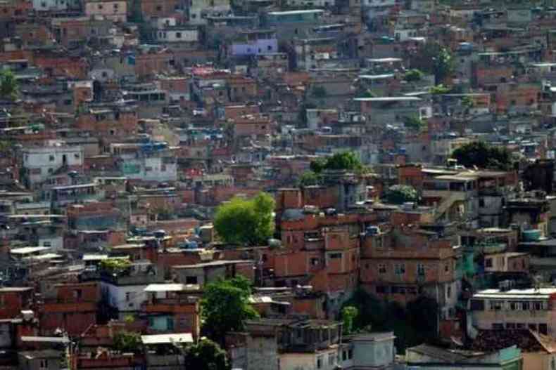 Vista aérea de comunidade no Rio de Janeiro 