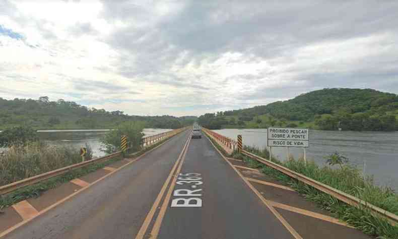 Placa avisa sobre o risco de se pescar em ponte onde aconteceu o acidente(foto: Reproduo/Google Street View)