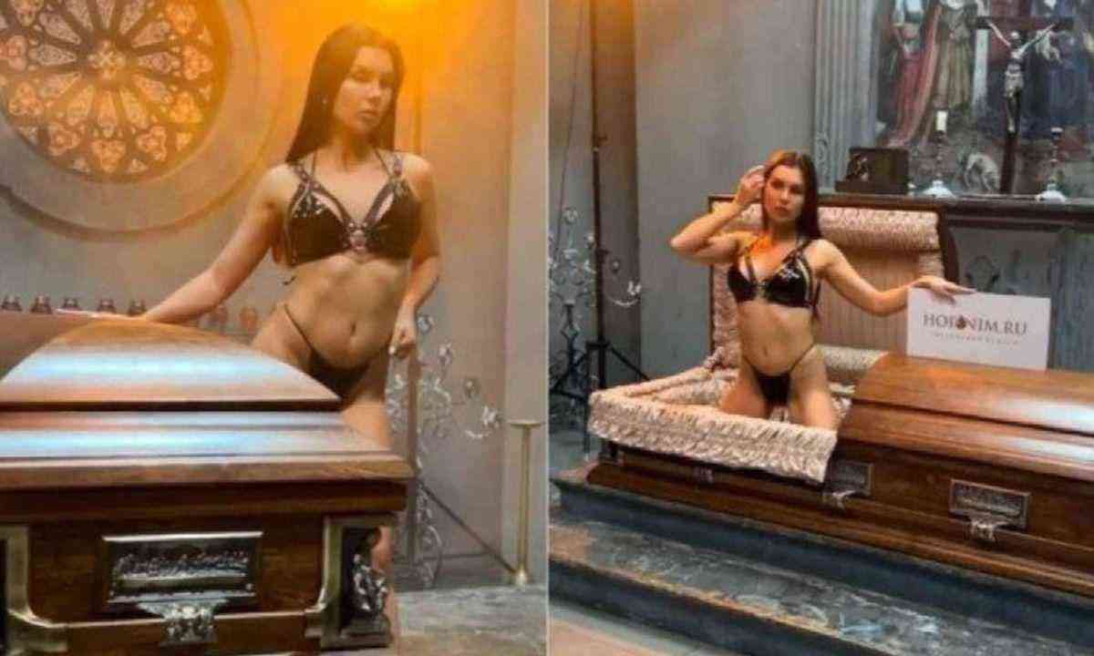  Funerária faz campanha com modelos de lingerie dentro de caixões na Rússia 