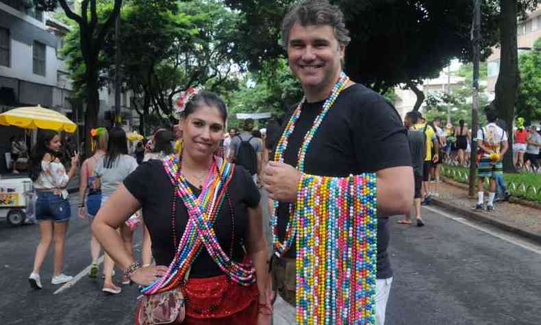 Durante a festa de Momo, os administradores Fernanda Cattoni e Lucas Vieira transformam em negcio a habilidade com colares(foto: Fotos: Tlio Santos/EM/D.A Press )