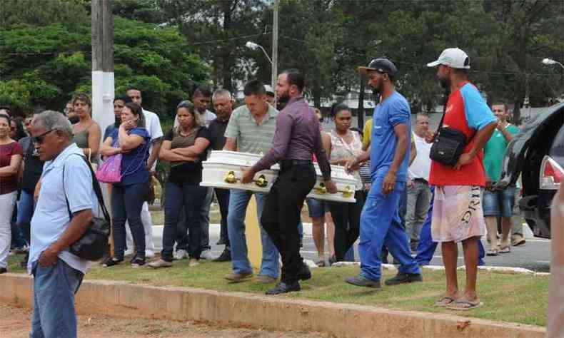 Enterro da criana foi realizado nessa quinta-feira e foi marcado pela revolta e comoo(foto: Paulo Filgueiras/EM/D.A Press)