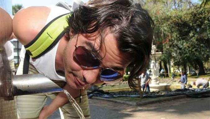 Belo-horizontinos se refrescam na Pra�a da Liberdade no dia mais quente do m�s(foto: Cristina Horta / EM / DA PRESS)