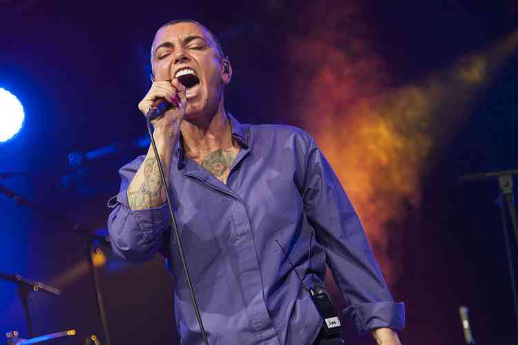 Sinead cantando em Festival de msica em Cambridge, em 2014