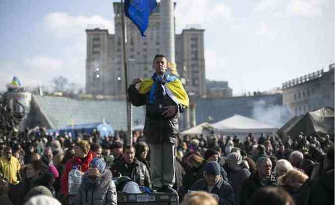 Populao faz orao na praa da Independncia em Kiev pelos mortos nos confrontos recentes no pas(foto: Baz Ratner/Reuters)