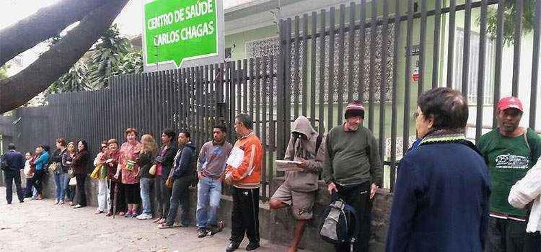 Fila de pacientes se formou do lado de fora do posto de sa�de(foto: Leandro Couri/EM/D.A Press)