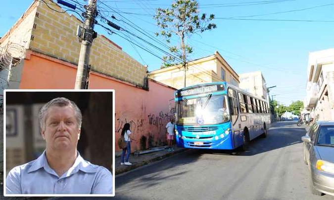 Ônibus da linha 9805 chega ao ponto da Rua Juazeiro, na altura em que estava o veículo quando Radicchi foi esfaqueado: testemunhas afirmam que houve tentativa de assalto(foto: Gladyston Rodrigues/EM/DA Press Emmanuel Pinheiro/EM/D.A Press - 24/10/2008 ) Ônibus da linha 9805 chega ao ponto da Rua Juazeiro, na altura em que estava o veículo quando Radicchi foi esfaqueado: testemunhas afirmam que houve tentativa de assalto(foto: Gladyston Rodrigues/EM/DA Press Emmanuel Pinheiro/EM/D.A Press - 24/10/2008 )