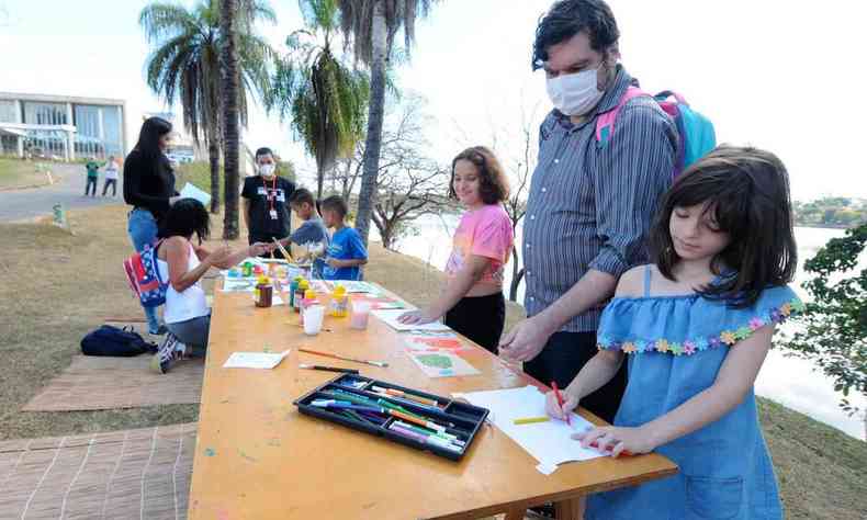 O professor universitário Guilherme Bueno levou a filha Flora, de 7 anos, para participar da programação de férias para crianças no MAP