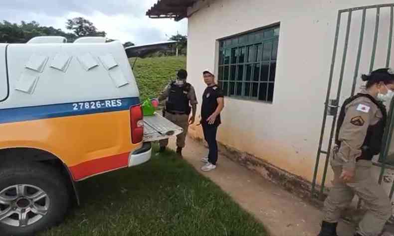 Policiais e viatura da PM