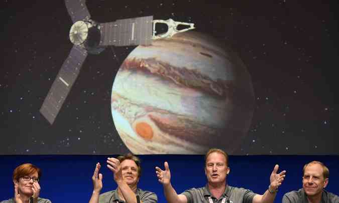 Funcionrios da Nasa comemoram o triunfo da sonda Juno na rbita de Jpiter(foto: AFP/POOL/Ringo Chiu )