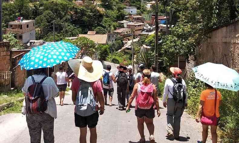 Pessoas caminhando durante o Atravessar BH