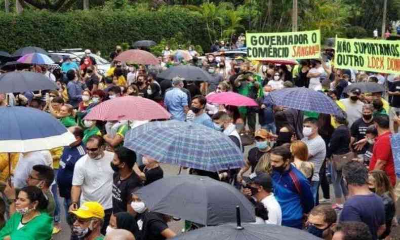 Com faixas e cartazes, empresrios pediram a retomada das atividades econmicas(foto: Carlos Vieira:CB/DAPress)