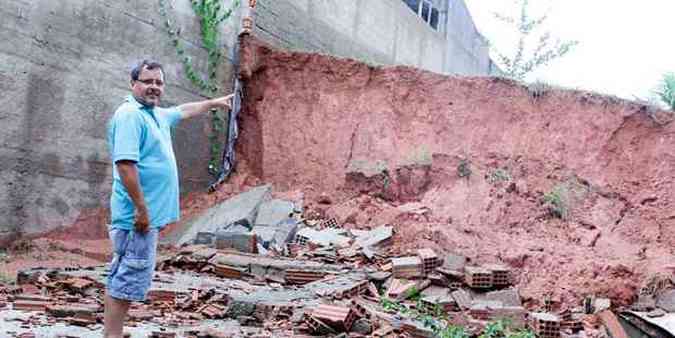 Eduardo Srgio Melo ficou preocupado com a queda do muro de sua casa em Divinpolis, no Centro-Oeste.(foto: Nando Oliveira/Esp.EM/D.A Press)