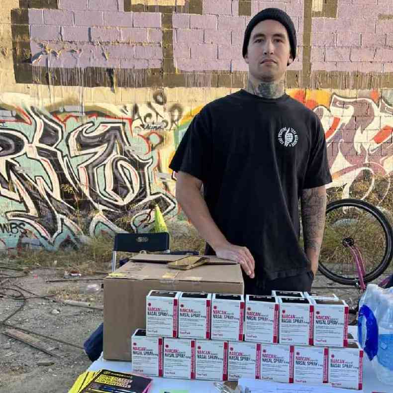 Nathan Smiddy com caixas de Narcan