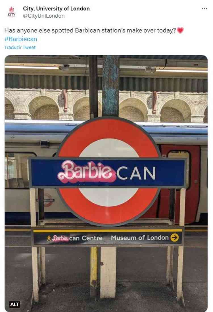 Tute com foto de placa da estao Barbican alterada para promover filme da Barbie