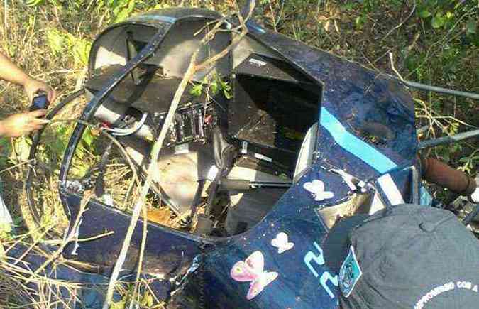 O helicptero, modelo Robinson 22 e prefixo PT-LNA, ficou em destroos na mata fechada(foto: Corpo de Bombeiros/Divulgao)