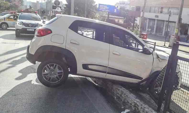 Motorista abandona Renault Kwid branco aps bater em grade na Avenida Nossa Senhora do Carmo