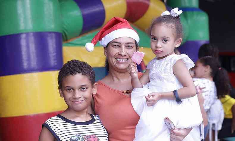 A diarista Laz Gonalves comemorou o Natal antecipado com os filhos Rafael, de 8 anos, e Emanuelly, de 3