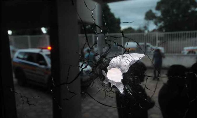 Marcas da violência: no ataque em Pompéu, bandidos explodiram agência bancária e trocaram tiros com a polícia (foto: Leandro Couri/EM/DA Press) Marcas da violência: no ataque em Pompéu, bandidos explodiram agência bancária e trocaram tiros com a polícia (foto: Leandro Couri/EM/DA Press)