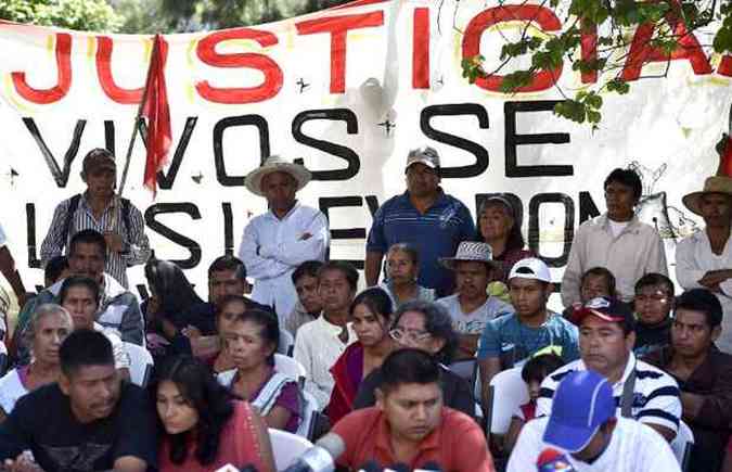 Familiares de estudantes mortos e desaparecidos fizeram coletiva de imprensa(foto: YURI CORTEZ/AFP)
