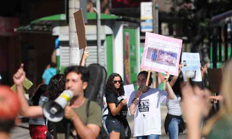 Manifestantes usaram apitos e carregaram faixas e cartazes para chamar a ateno para os maus-tratos(foto: Tlio Santos/EM/D.A PRESS)