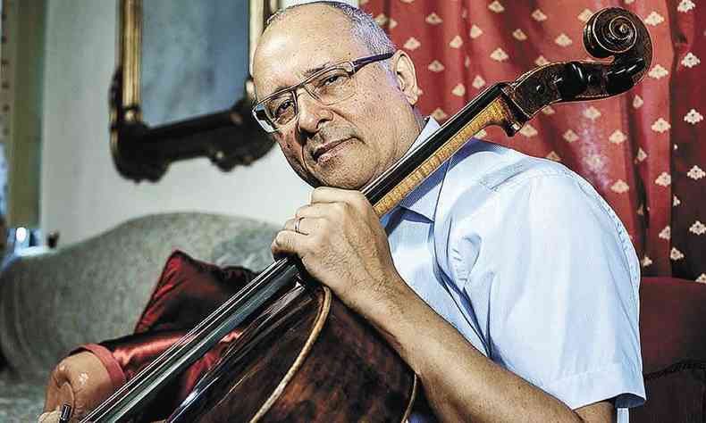 antonio meneses, de culos, toca violoncelo e olha para a cmera