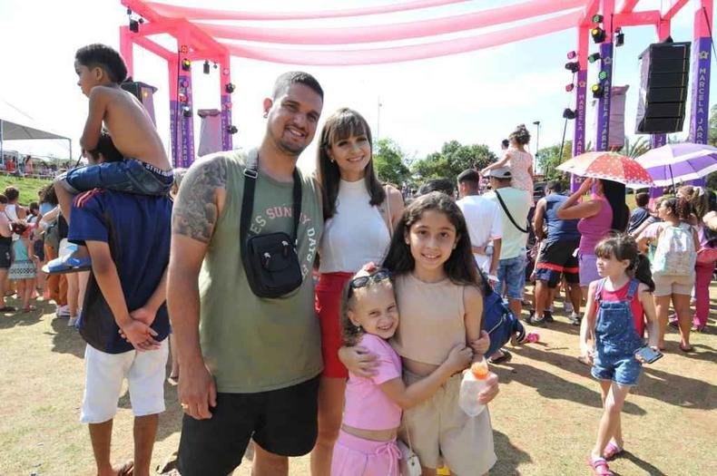 Andr� Caitano e mariana Caitano com a filha Mirela e a amiga Ma�sa