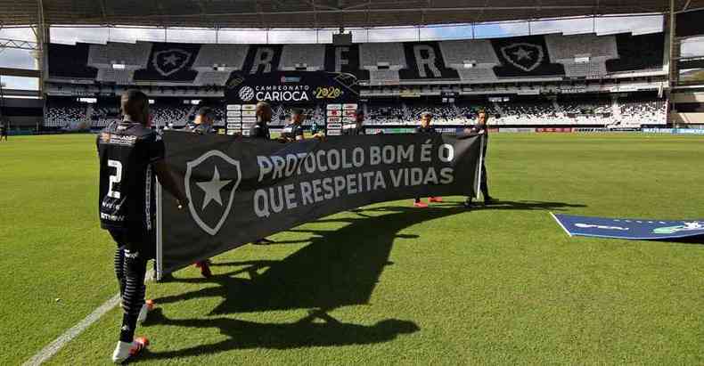 Jogadores entraram em campo com faixa de protesto afirmando que as vidas so mais importantes que o futebol(foto: Vitor Silva/Botafogo/Divulgao)