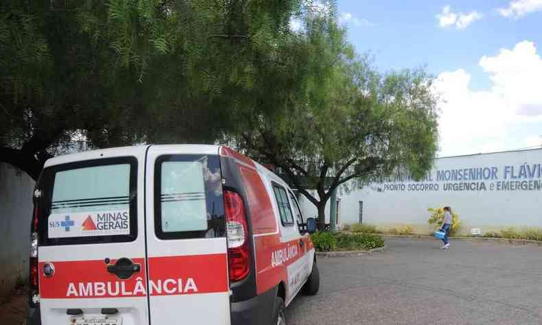Fachada do Hospital Municipal Monsenhor Flvio D'amato em Sete Lagoas, com ambulncia na porta