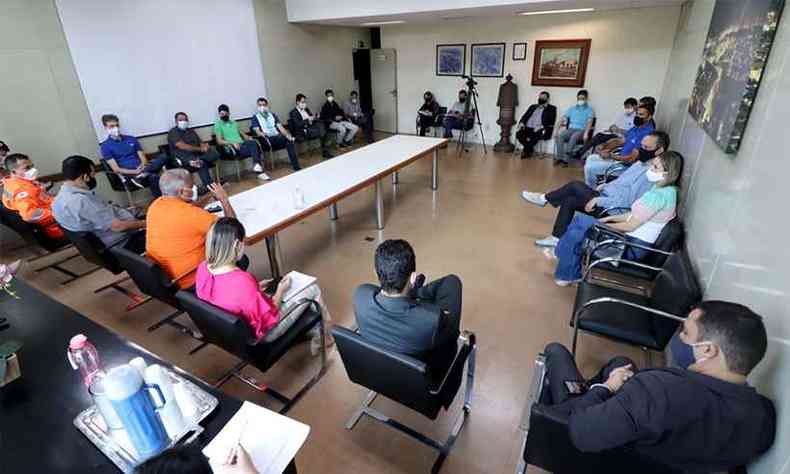 Prefeito e membros do Comit Gestor de Crise durante coletiva com a imprensa, sobre a flexibilizao em Ipatinga(foto: Imprensa/PMI)