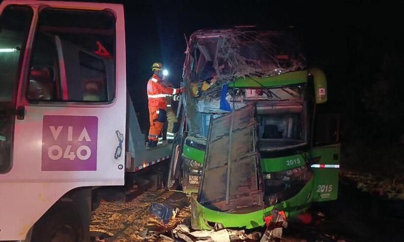 acidente na BR-040 entre nibus e carreta