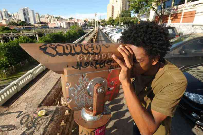 Na Rua Sapuca, uma das lunetas para observao foi pichada e a outra quebrada cinco dias depois da sua instalao(foto: Edsio Ferreira/EM/DA Press)