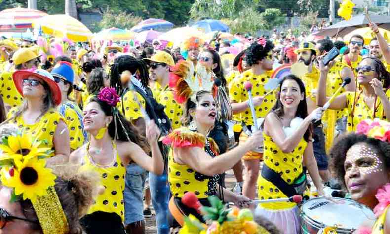 O bloco Beio do Wando confere um ar carnavalesco  virada do ano no Mercado Distrital do Cruzeiro 
