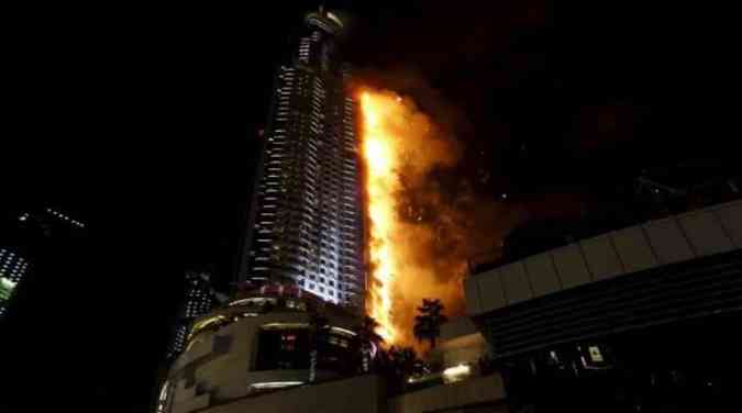 Hotel de luxo perto do local da queima de fogos de artifcio na festa de ano-novo em Dubai  atingido por incndioReproduo/ Twitter