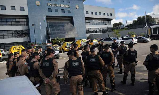 A Policia Militar reforça a segurança ao redor da Superintendência da PF em Curitiba, após a prisão do ex-presidente Lula (foto: Marcello Casal Jr./Agência Brasil ) A Policia Militar reforça a segurança ao redor da Superintendência da PF em Curitiba, após a prisão do ex-presidente Lula (foto: Marcello Casal Jr./Agência Brasil )