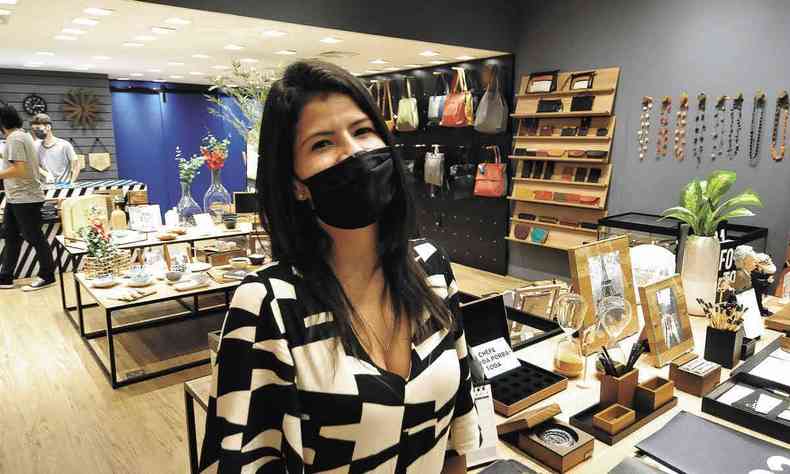 Lia Duarte em foto na loja Papel Craft em BH, da qual é gerente