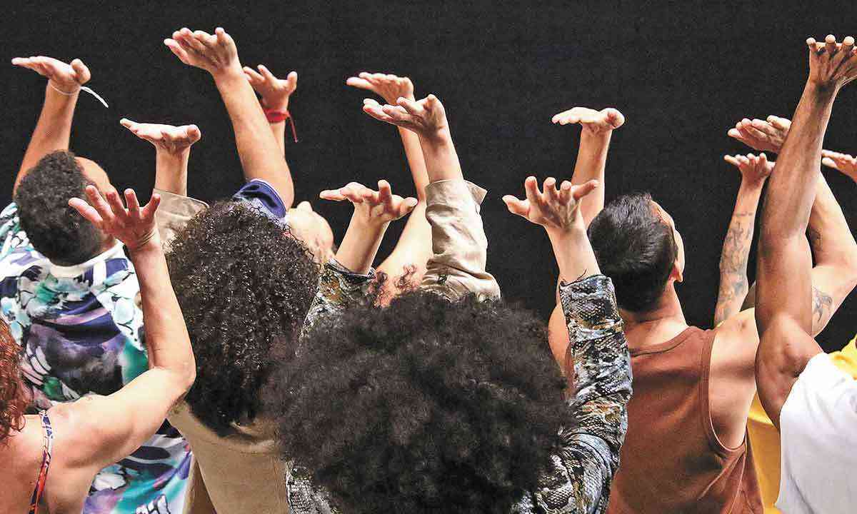Projeto Vem Pro Baile - Dança, agita, com as mãos para o ar