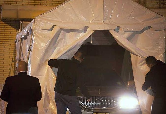 O corpo de Whitney Houston chega Whigham Funeral Home, em Newark(foto: REUTERS/Lee Celano)