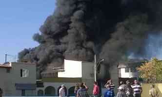 o incndio acontece na Rua MoacirJos da Silva no Bairro So Jos(foto: Corpo de Bombeiros/Divulgao)