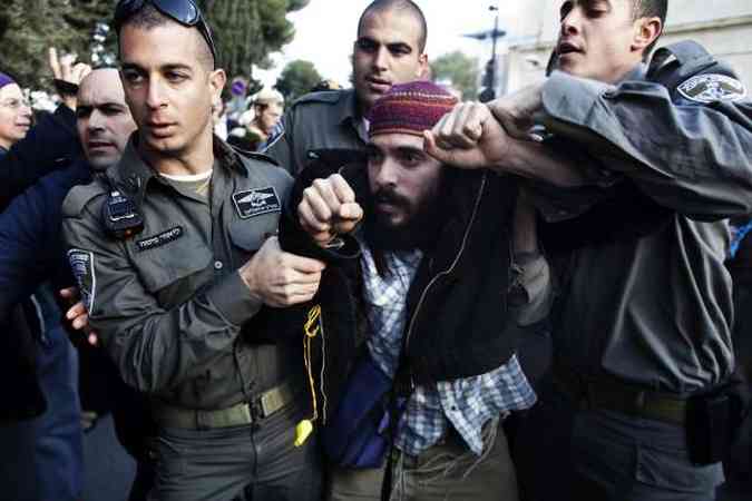 Alguns manifestantes foram detidos pela polcia local(foto: MENAHEM KAHANA / AFP)