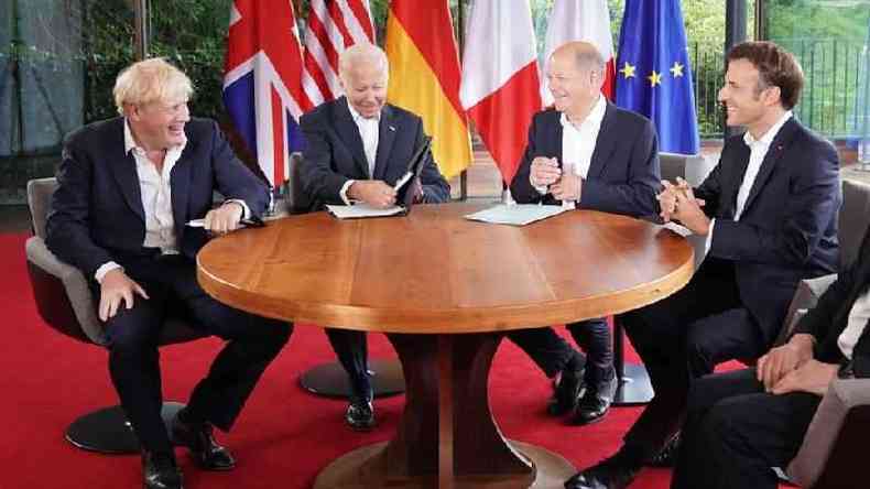 Oprimeiro-ministro britânico, Boris Johnson; o presidente dos EUA, Joe Biden; O chanceler alemão Olaf Scholz e o presidente francês Emmanuel Macron ao redor de uma mesa durante a cúpula do G7