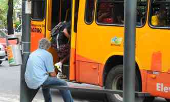 Passageiros entram pela porta traseira na Savassi e no Barreiro: para especialista, atitude pode encarecer tarifa(foto: Euler Jnior/EM/DA Press)