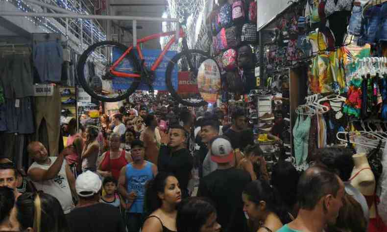 Shopping Oiapoque tambm foi tomado por clientes em busca de presentes de Natal(foto: Leandro Couri/EM/D. A. Press)