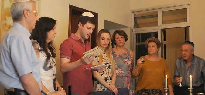 De origem judaica, famlia de Sarah Vaintraub se une para a ceia, composta de alimentos tradicionais (foto: Tulio Santos/EM/D.A Press)