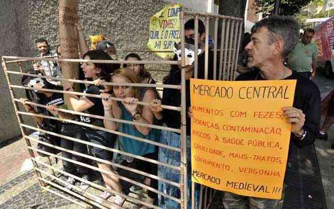 Manifestao: grupo com camisas pretas e cartazes mostrava indignao contra a venda de aves e mamferos (foto: Juarez Rodrigues/EM/D.A Press)