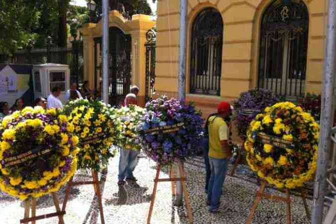 Coroas de flores comearam a chegar no incio da tarde ao Palcio do Campo das Princesas.(foto: Foto: Augusto Freitas/DP/D.A Press)