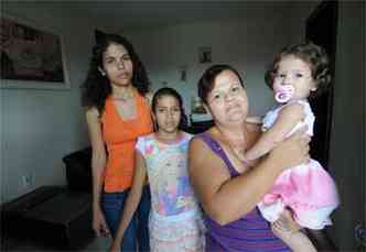 Flaviana Fidlis, com as filhas Mariana e Karen, e a cunhada, Cristiane: antes da ajuda familiar ela pagava R$ 140 para uma bab
